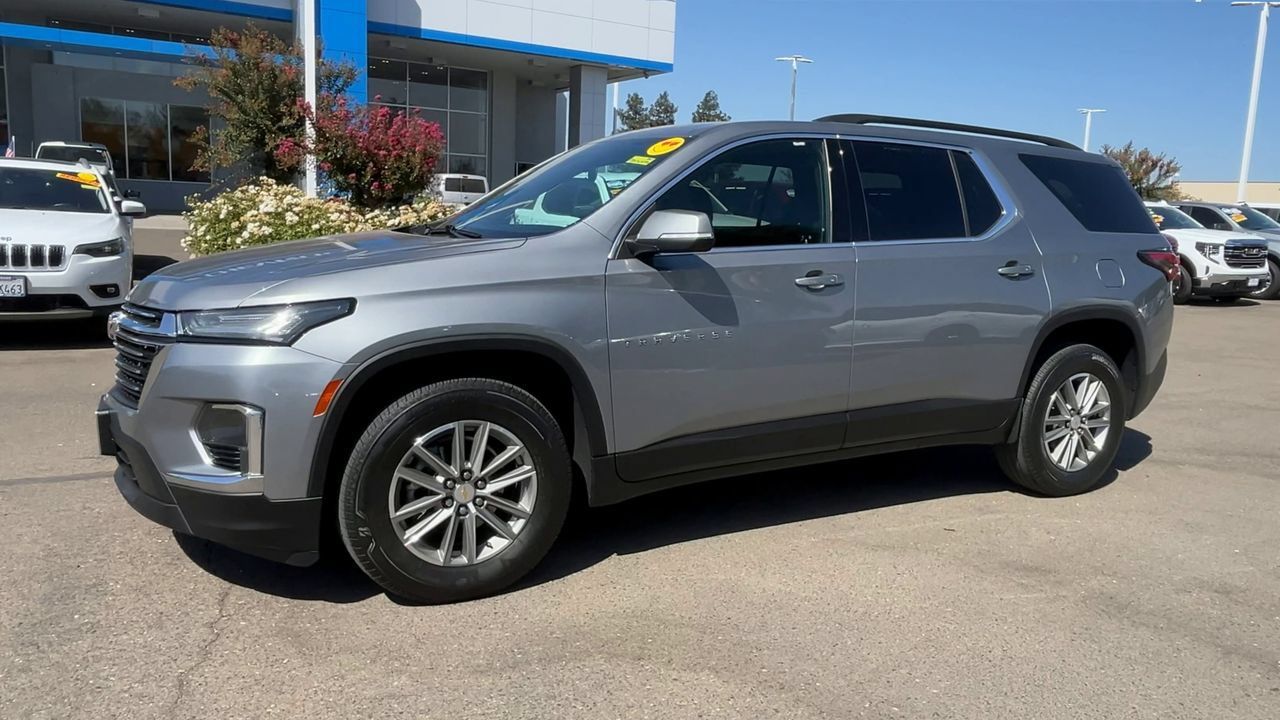 Used 2023 Chevrolet Traverse LT w/ LPO, Cargo Package FWD image 3