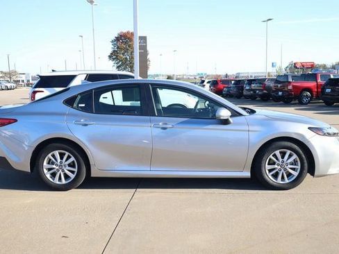 Used 2025 Toyota Camry LE image 4