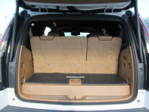 Used 2017 Cadillac Escalade Platinum image 38