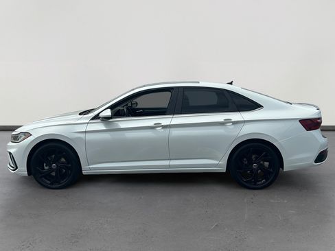 Used 2025 Volkswagen Jetta SE w/ Sunroof Package FWD image 2