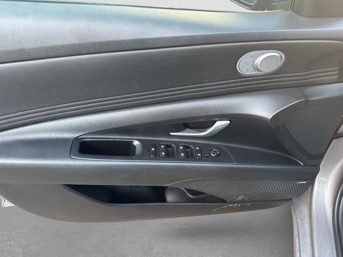 Used 2022 Hyundai Elantra Limited FWD image 11