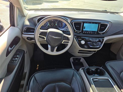 Certified 2018 Chrysler Pacifica Limited image 19