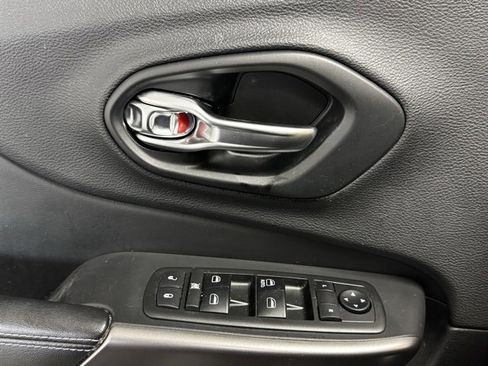 Used 2019 Jeep Cherokee Latitude w/ Popular Appearance Group image 10