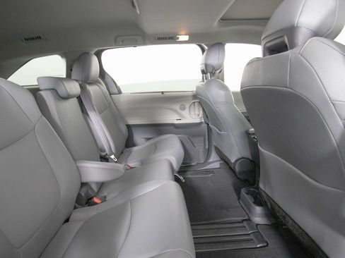 Used 2023 Toyota Sienna XLE image 17