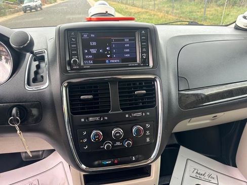 Used 2019 Dodge Grand Caravan SE FWD image 25