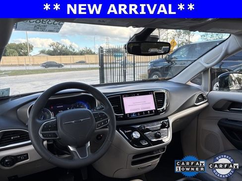 Used 2024 Chrysler Pacifica Touring-L image 13