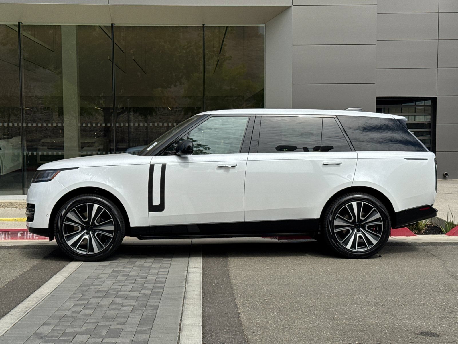 New 2026 Land Rover Range Rover Long Wheelbase SE AWD/4WD image 3