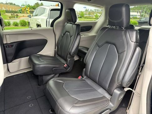 Used 2023 Chrysler Pacifica Touring-L FWD image 24