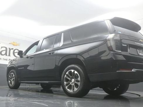 Used 2025 Chevrolet Suburban LT w/ Comfort Package image 5