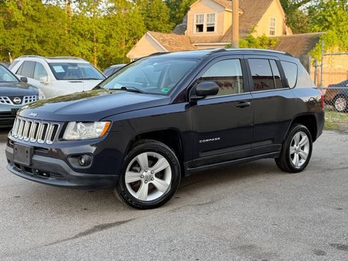 Used 2011 Jeep Compass Latitude w/ Sun/Sound Group AWD/4WD image 3