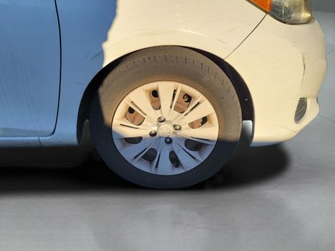 Used 2014 Toyota Yaris L image 27