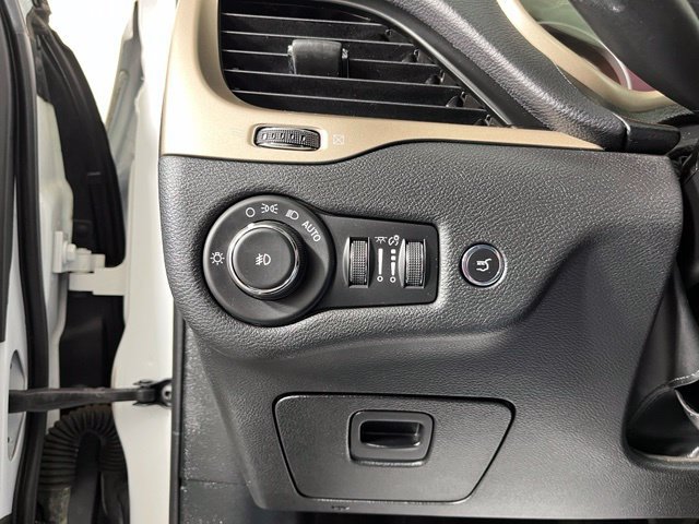 Used 2017 Jeep Cherokee Limited w/ Luxury Group AWD/4WD image 15