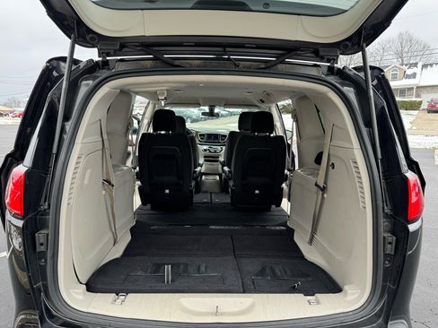 Used 2018 Chrysler Pacifica LX image 27