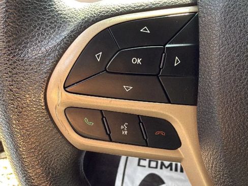 Used 2018 Jeep Cherokee Latitude w/ Safety Group AWD/4WD image 17