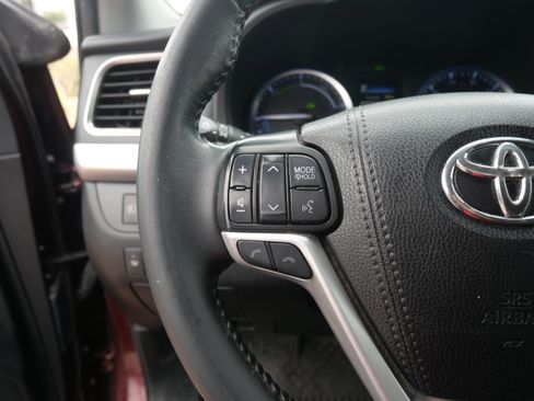 Used 2019 Toyota Highlander XLE image 12