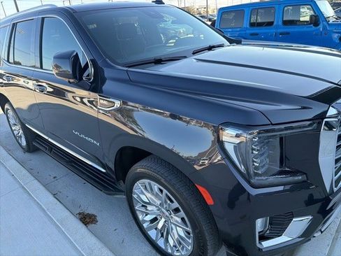 Used 2023 GMC Yukon SLT w/ SLT Premium Package image 3