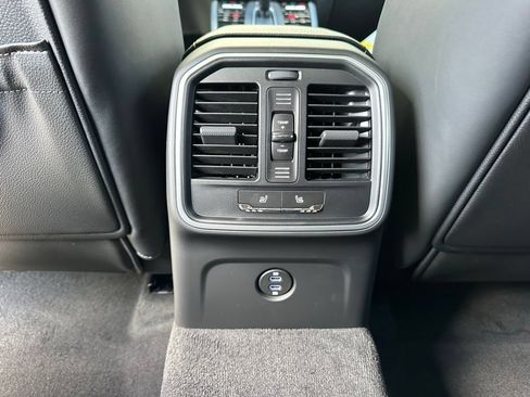 Used 2026 Porsche Macan AWD/4WD image 38