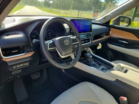 Used 2025 Toyota Grand Highlander FWD image 19