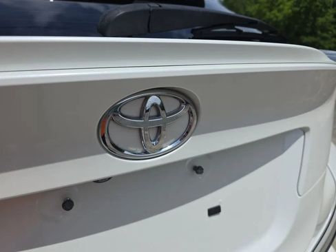 Used 2018 Toyota C-HR XLE FWD image 10