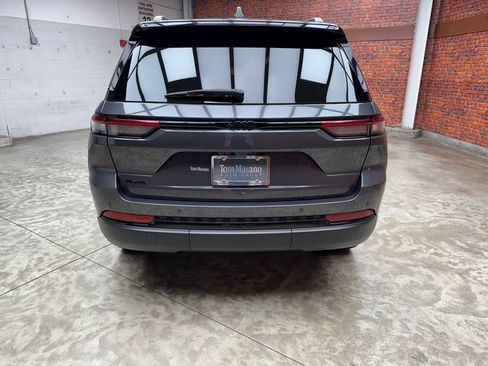 Used 2023 Jeep Grand Cherokee Altitude image 4