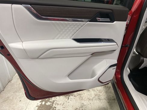 Certified 2024 GMC Acadia Denali w/ Super Cruise Package image 29