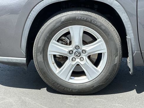 Used 2022 Toyota Highlander LE AWD/4WD image 9
