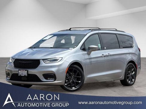 Used 2021 Chrysler Pacifica Touring w/ S Appearance Package FWD image 1