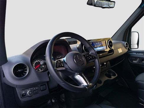 Used 2025 Mercedes-Benz Sprinter 2500 image 9