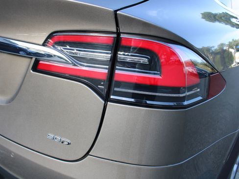 Used 2016 Tesla Model X 90D image 32