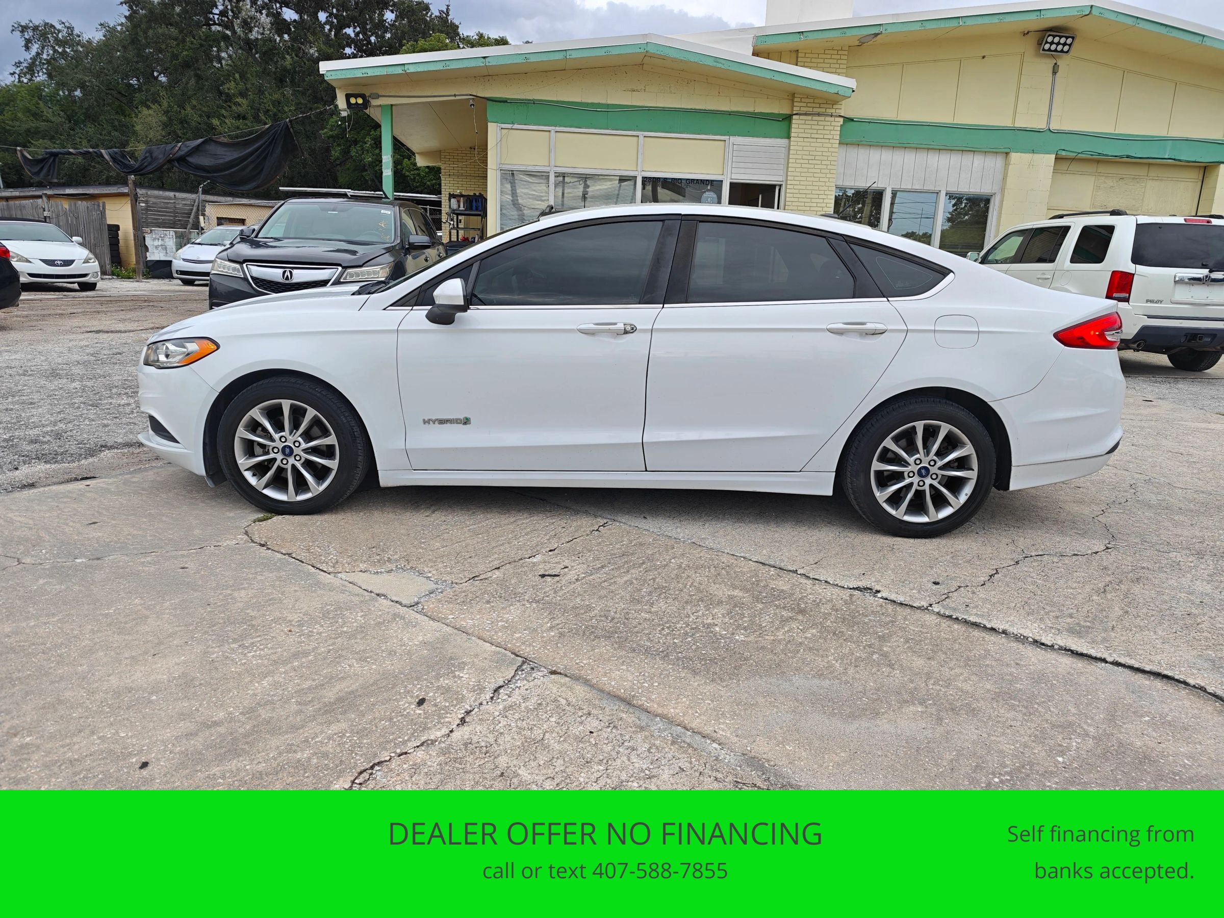 Used 2017 Ford Fusion SE FWD image 2