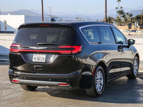 Certified 2024 Chrysler Pacifica Touring-L image 9
