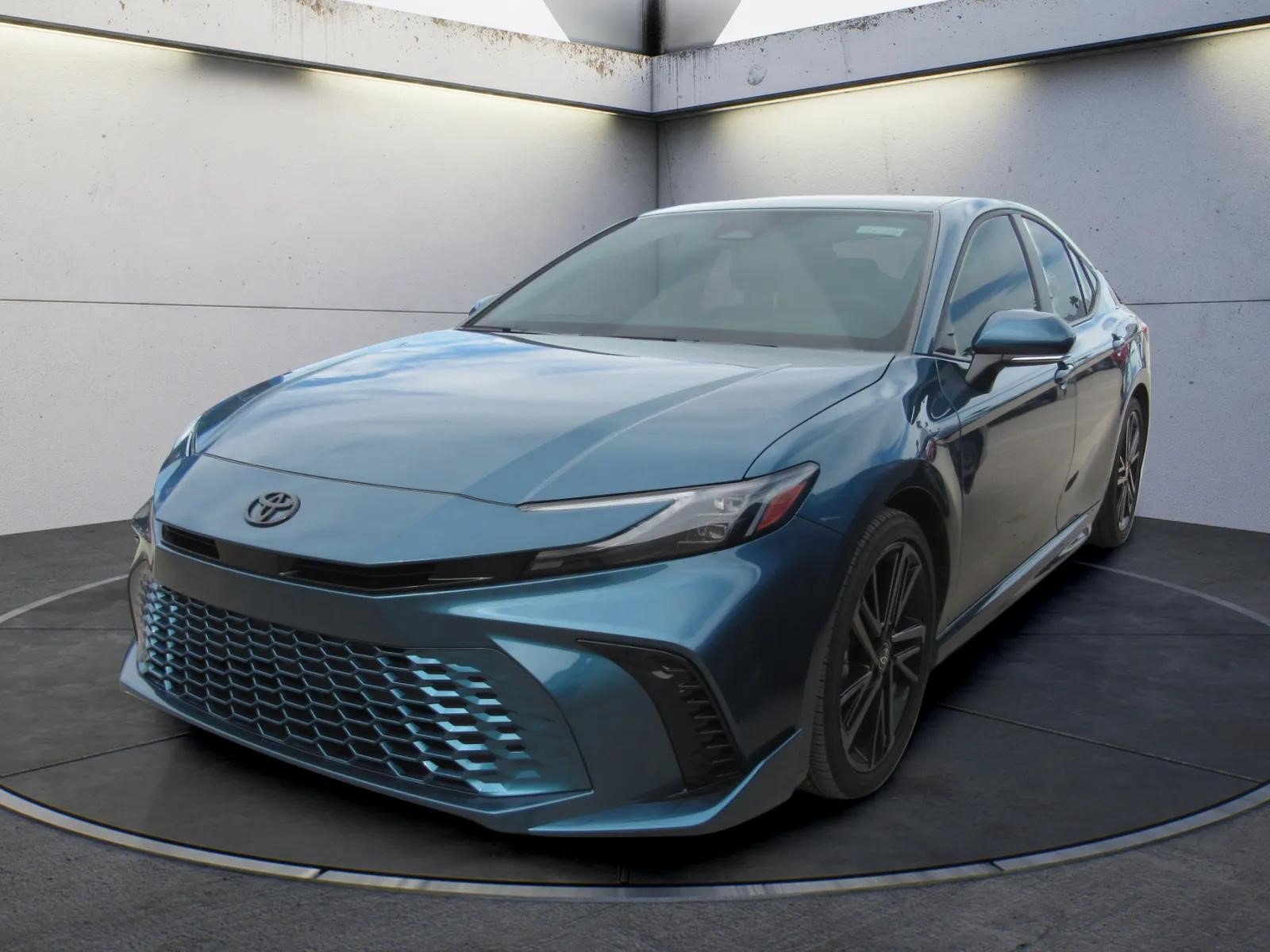 Used 2026 Toyota Camry Hybrid FWD image 1