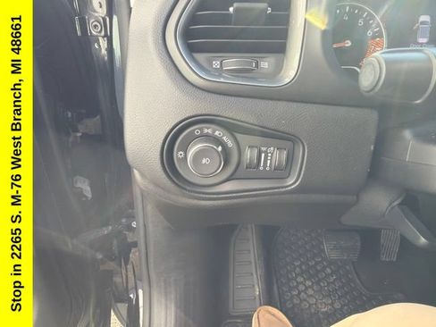 Used 2023 Jeep Renegade Limited AWD/4WD image 28
