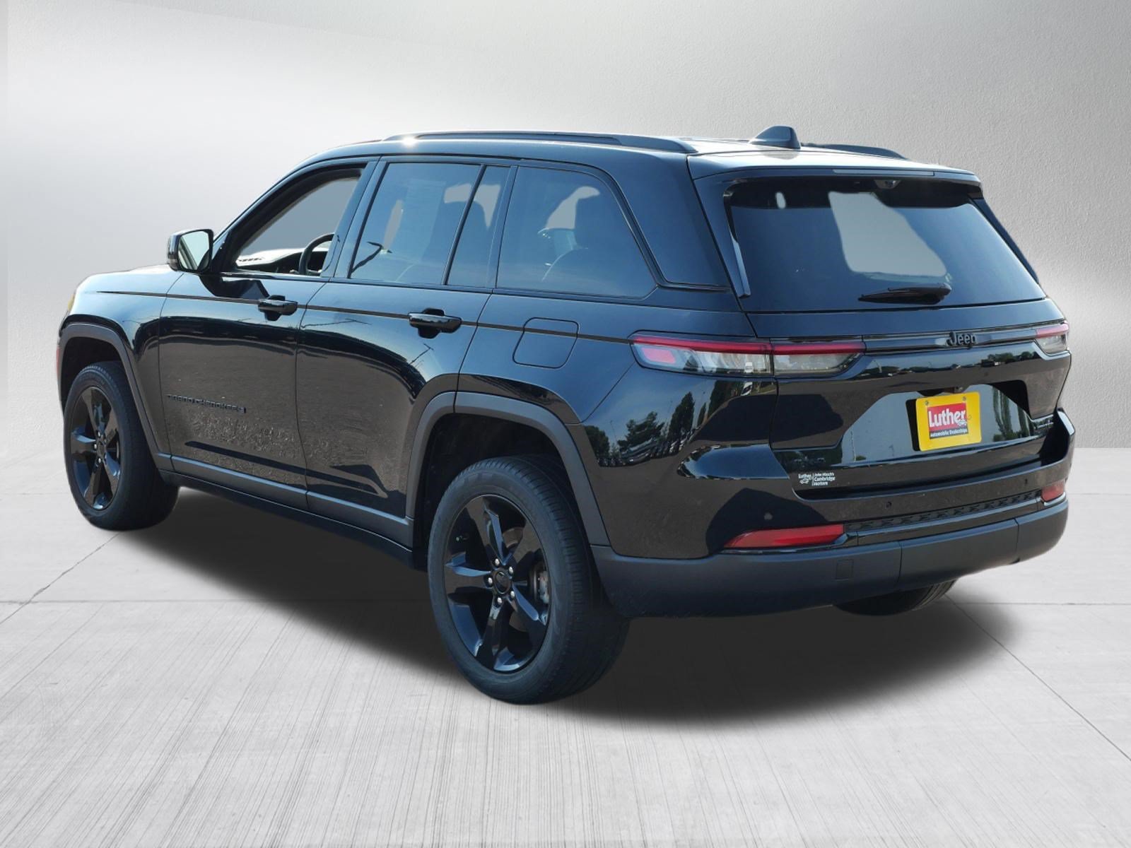 Used 2023 Jeep Grand Cherokee Limited w/ Luxury Tech Group II AWD/4WD image 5