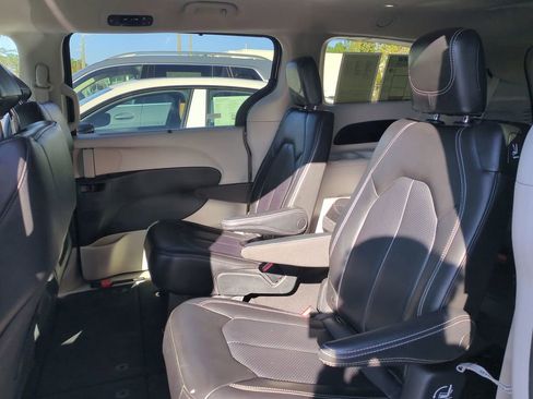 Used 2023 Chrysler Pacifica Touring-L image 13