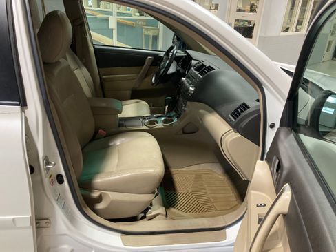 Used 2010 Toyota Highlander SE image 4