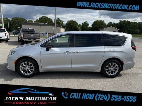 Used 2026 Chrysler Pacifica Limited FWD image 2