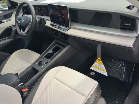 New 2026 Volkswagen Tiguan SE FWD image 12