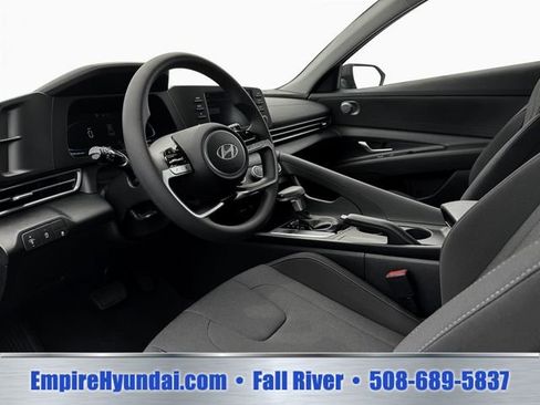 Used 2025 Hyundai Elantra SE FWD image 14