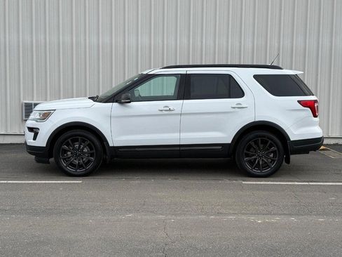 Used 2018 Ford Explorer XLT w/ XLT Appearance Package image 2