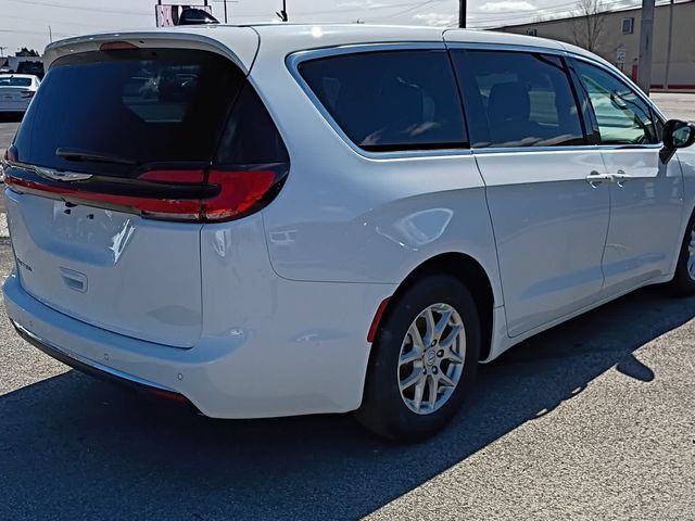 Used 2026 Chrysler Pacifica Select FWD image 5