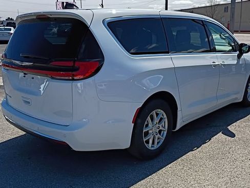 Used 2026 Chrysler Pacifica Select FWD image 5