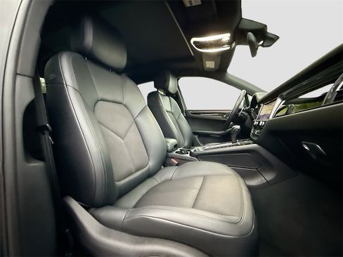 Used 2022 Porsche Macan Base image 31