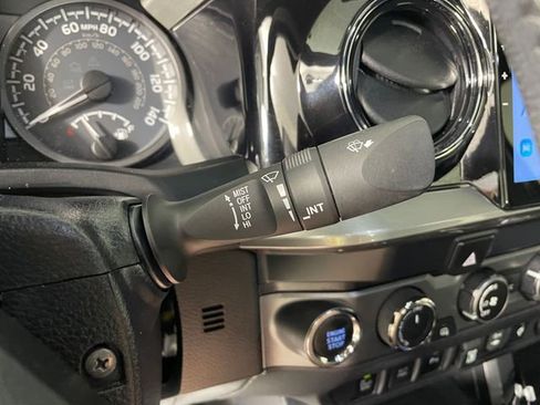 Used 2019 Toyota Tacoma TRD Off-Road w/ Technology Package AWD/4WD image 12