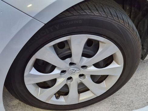 Used 2021 Toyota Corolla LE FWD image 3