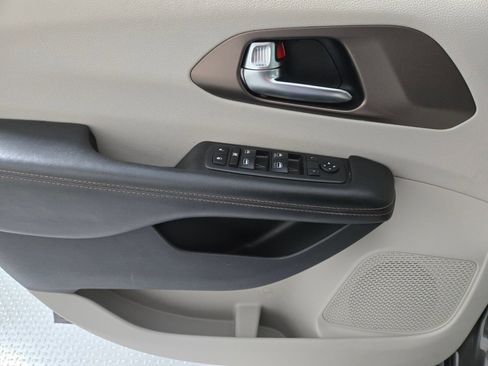 Used 2019 Chrysler Pacifica Touring Plus w/ Tire & Wheel Group FWD image 22