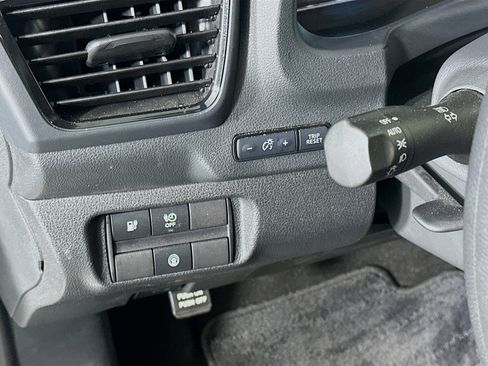 Used 2025 Nissan Leaf S image 17