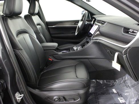 New 2025 Jeep Grand Cherokee L Limited w/ Black Appearance Package image 18