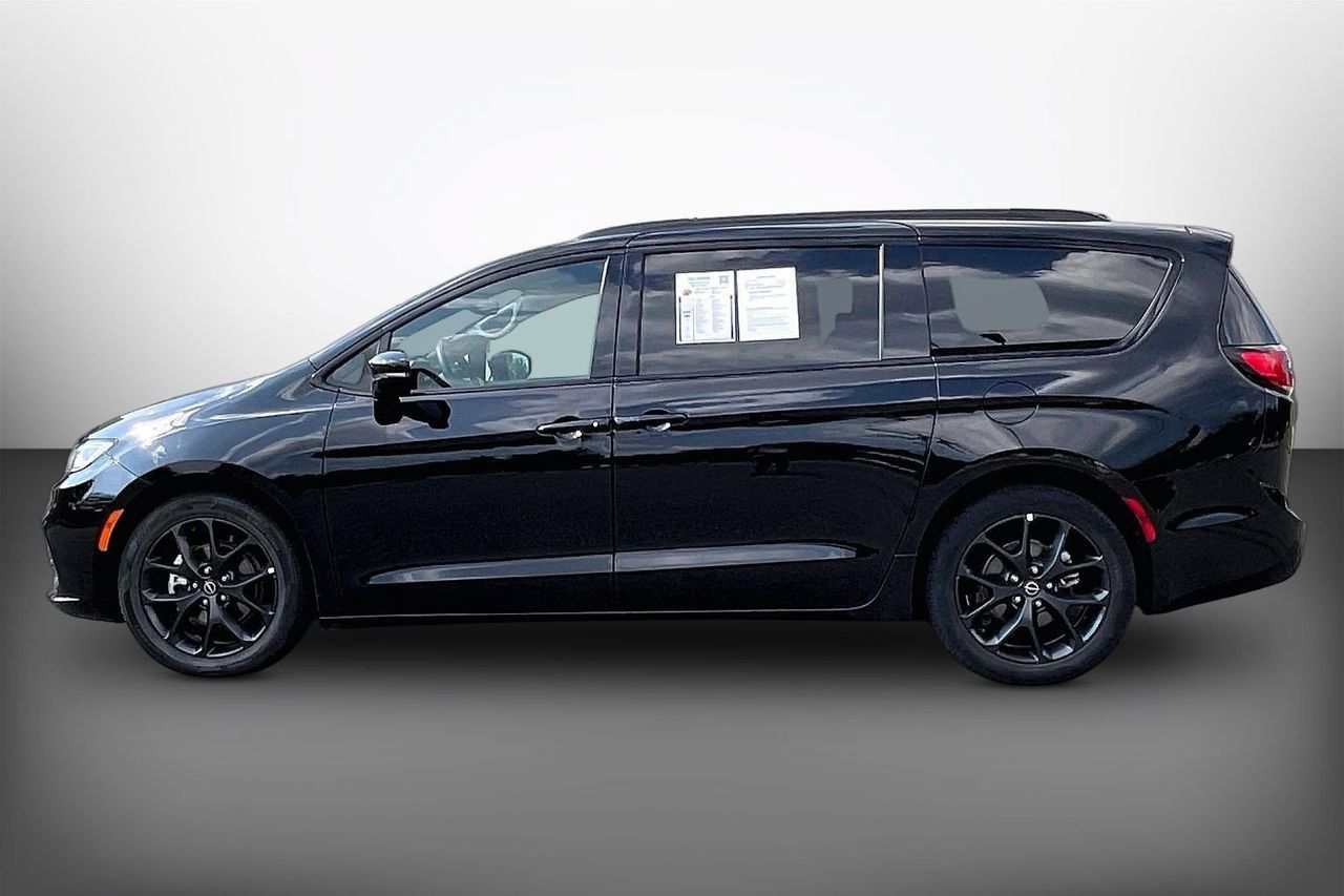 Used 2025 Chrysler Pacifica Limited FWD image 5