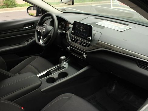Used 2025 Nissan Altima 2.5 SV FWD image 25